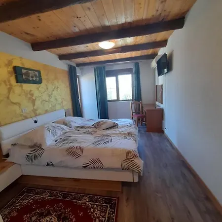 Lovac Bed and Breakfast Kaldanija