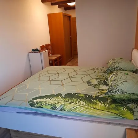 Lovac לינה וארוחת בוקר 3*