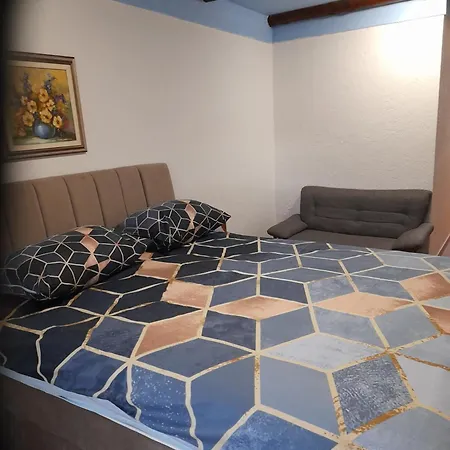 לינה וארוחת בוקר Lovac 3*