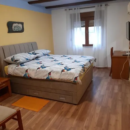 Lovac Bed & Breakfast 3*